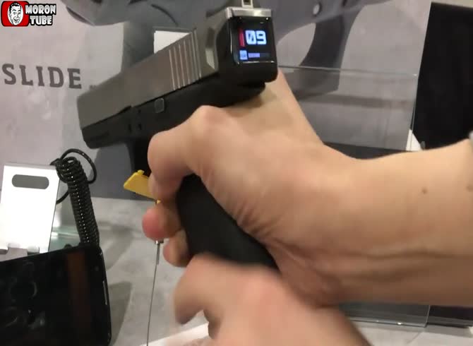 Video :Automatic firearm with built-in electronic screen